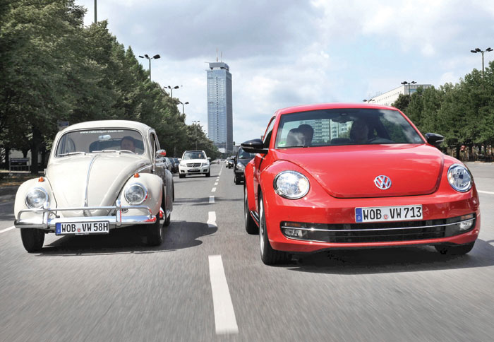 73 χρόνια χωρίζουν τα Beetle της φωτογραφίας