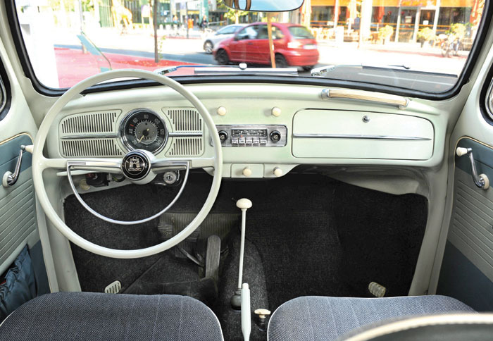 Tο εσωτερικό του 1ου Σκαραβαίου. Ξεχωρίζει το ντουλαπάκι δεξιά!