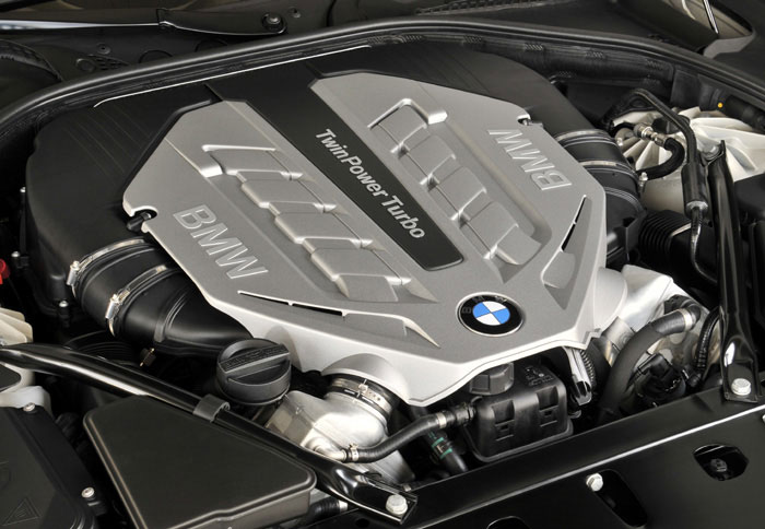 Διατίθεται με αποκλειστικά δύο κινητήρες στα 320 και 407 άλογα 