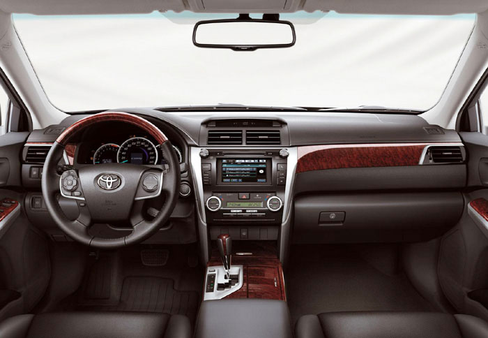 Το εσωτερικό είναι υπερ-εξοπλισμένο με στοιχεία όπως οι 9 αερόσακοι και το ηχοσύστημα 10 ηχείων…