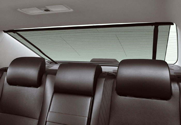 To επίπεδο πολυτέλειας ενισχύεται και από στοιχεία όπως τα πίσω ηλεκτρικά κουρτινάκια 