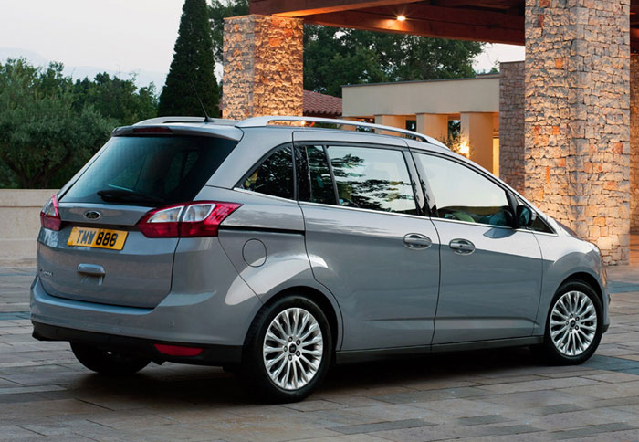 Πιο οικογενειακό προφίλ διαθέτει το Grand C-Max με μεγαλύτερο παρμπρίζ και διαφορετικά φωτιστικά πίσω 