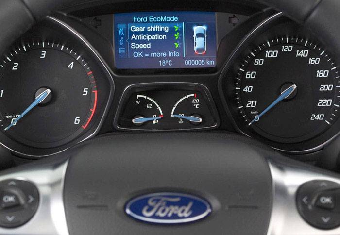 Στο ταμπλό υπάρχει σύστημα που προτείνει τη σωστή αλλαγή ταχύτητας, αλλά και η λειτουργία Eco Mode που ενημερώνει για το πόσο οικονομικός είναι ο τρόπ