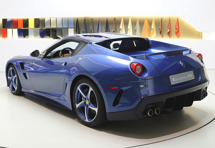 Βασίζεται στην 599 GTB αλλά χρησιμοποιεί ανθρακονημάτινη περιστρεφόμενη οροφή 