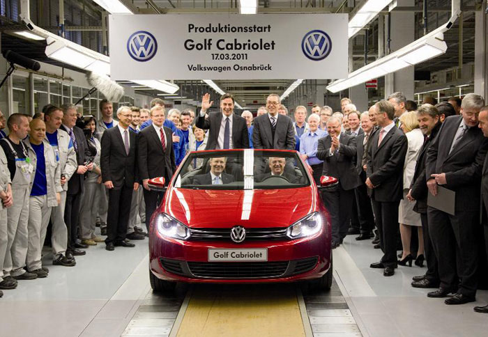 H φωτογραφία από το πρώτο VW Golf Cabriolet στις εγκαταστάσεις του Osnabr&uuml;ck 