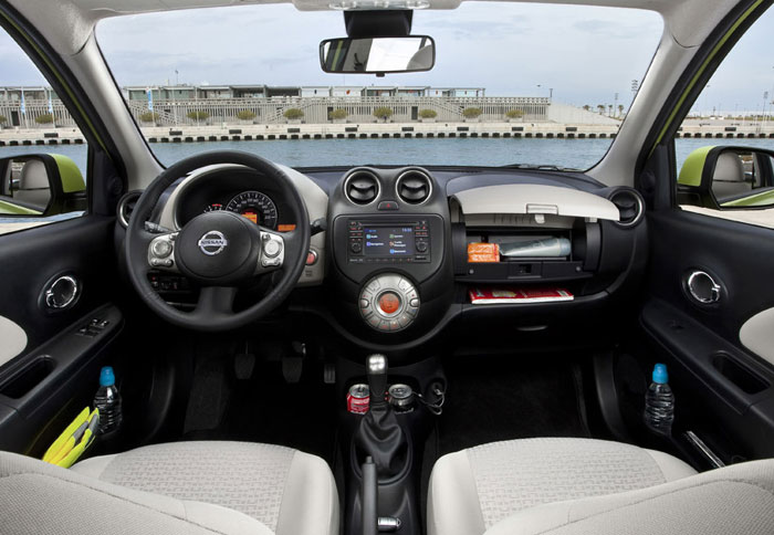 Στο εσωτερικό του Micra η σχεδίαση είναι ευχάριστη και νεανική, ενώ η ποιότητα βρίσκεται σε καλά επίπεδα για την κατηγορία