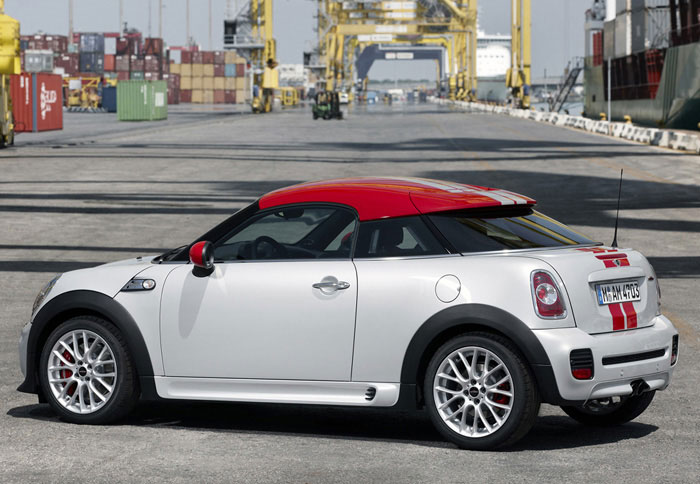 Στο ξεχωριστό του design διακρίνεται έντονα η χαμηλή οροφή με την κωδική ονομασία «helmet roof» 