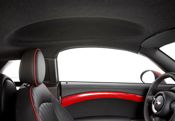 Προσέξτε το «βαθούλωμα» στην οροφή για καλύτερο αέρα πάνω από το κεφάλι του οδηγού 