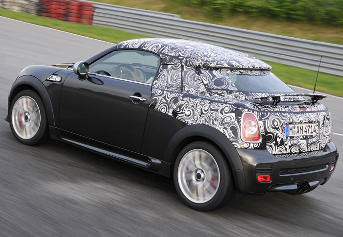 Η Mini αναφέρει ότι το Coupe έχει την καλύτερη οδική συμπεριφορά και τις πιο καυτές επιδόσεις από όλη την υπόλοιπη γκάμα της φίρμας 