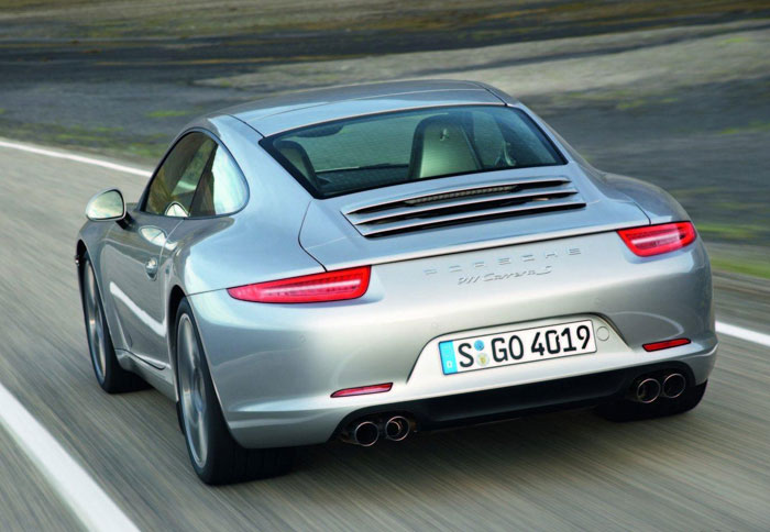 Το πίσω μέρος έχει νέο κάλυμμα του κινητήρα με αεροτομή στο πίσω μέρος που σηκώνεται 