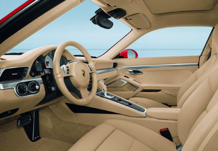 Εσωτερικά ο σπορ χαρακτήρας παραμένει, με υψηλό όμως επίπεδο πολυτέλειας 