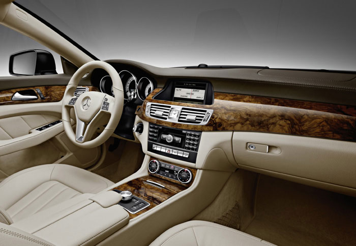 Εσωτερικά η πολυτέλεια και το επίπεδο κατασκευής είναι κορυφαία, ενώ ο σχεδιασμός έχει αλλάξει