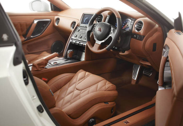 Για το εσωτερικό της έκδοσης Egoist διατίθενται έως και 20 χρωματισμοί των επενδύσεων!