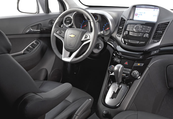 Το εσωτερικό του εγγυάται πρακτικότητα και πολύ καλούς χώρους για την κατηγορία 