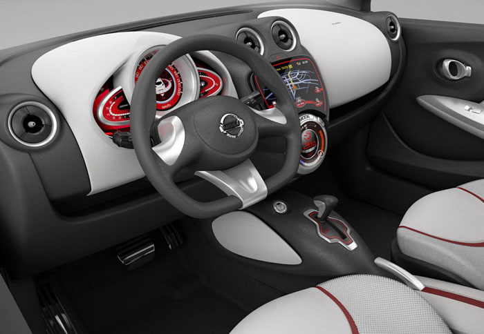 Εσωτερικά η ομοιότητα με το 5θυρο Micra είναι εμφανής, ενώ κυριαρχεί η διχρωμία 