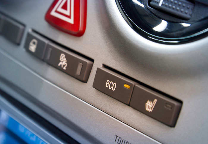 Ο διακόπτης του start/stop στο ταμπλό του Opel Corsa  