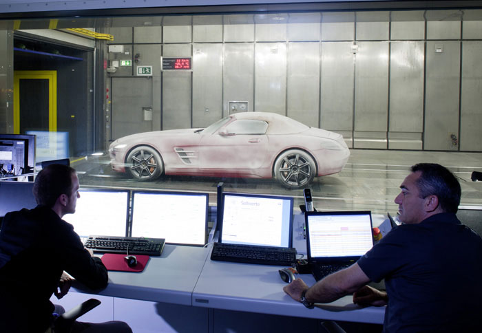 Η SLS AMG Roadster περνά τις απαιτητικότερες δοκιμασίες για την οροφή της που περιλαμβάνουν 16 διαφορετικές παραμέτρους 