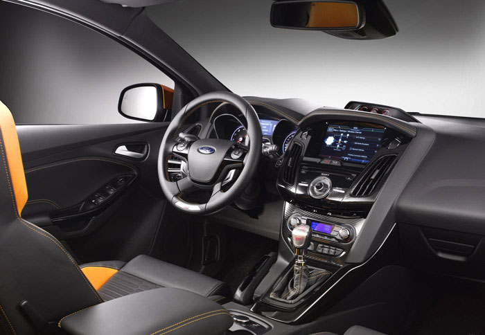 Το οδηγοκεντρικό σχεδιαστικά εσωτερικό του Focus ST δείχνει πως δένει αρμονικά με τον ξεχωριστό στυλ στο εξωτερικό μέρος του αυτοκινήτου. 