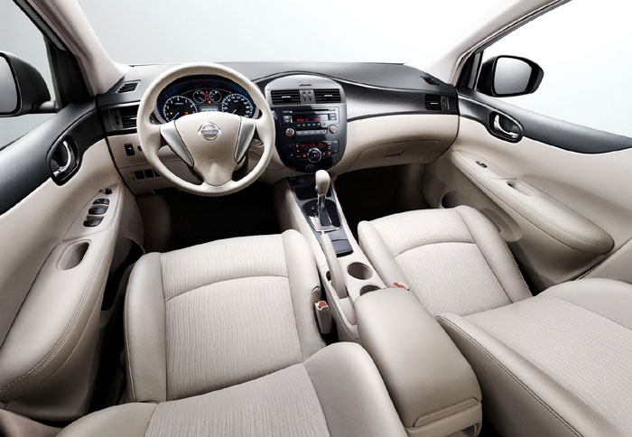 Αέρας ανανέωσης και στο εσωτερικό του Tiida με τη Nissan να υπόσχεται αυξημένους χώρους κυρίως λόγω μεγαλύτερου μεταξονίου 