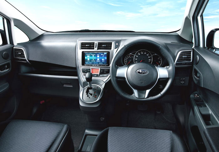 Όπως και στην εξωτερική εμφάνιση, έτσι και στο εσωτερικό η ομοιότητα με το Toyota Verso-S δεν κρύβεται 