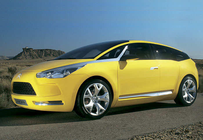 Το concept car C-sport Lounge ήταν η έμπνευση για τις γραμμές που θα ακολουθήσει το DS5, το οποίο θα προσφέρεται και σε υβριδική έκδοση. Η ιδιαιτερότη