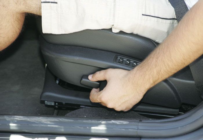 Η ρύθμιση του καθίσματος πρέπει να γίνεται από τον οδηγό πριν ξεκινήσει την πορεία του.