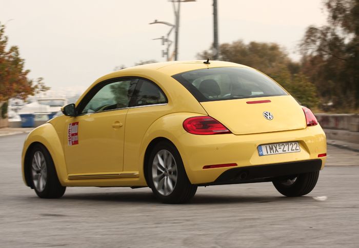 Το VW Beetle «πατάει» γερά και εμπνέει σαφώς περισσότερο από το μοντέλο που αντικαθιστά.