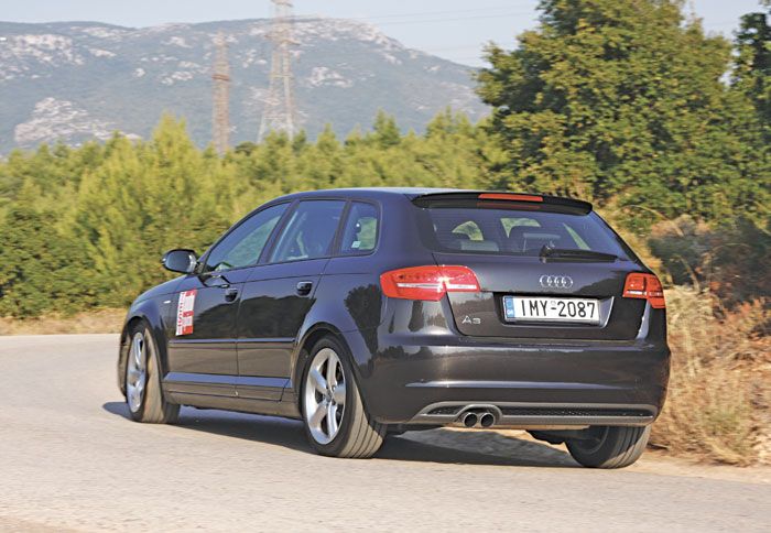 Η σιλουέτα του Audi A3 είναι πιο εύπεπτη σχεδιαστικά, ενώ διατηρεί την κομψότητα και το δυναμισμό παρά τα χρόνια της. 

