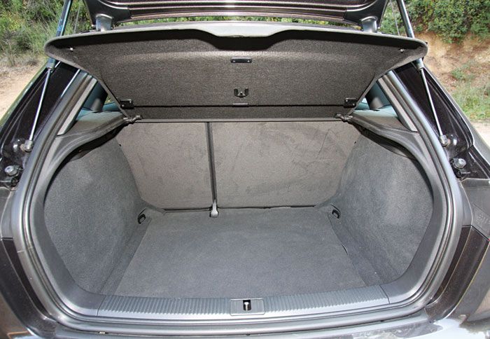 Με όγκο 370 λίτρων, το πορτμπαγκάζ του Audi A3 διαθέτει και πολύ εκμεταλλεύσιμο σχήμα. 