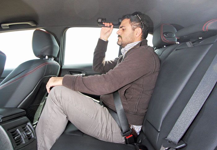 Οι πίσω χώροι της BMW είναι εξίσου άνετοι με το Audi για τα γόνατα, και ελαφρώς καλύτεροι του Audi σε πλάτος και ύψος.