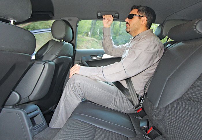 Oι πίσω επιβάτες του Audi A3 απολαμβάνουν αρκετό διαθέσιμο χώρο τόσο για τα κεφάλια όσο και για τα γόνατά τους. 