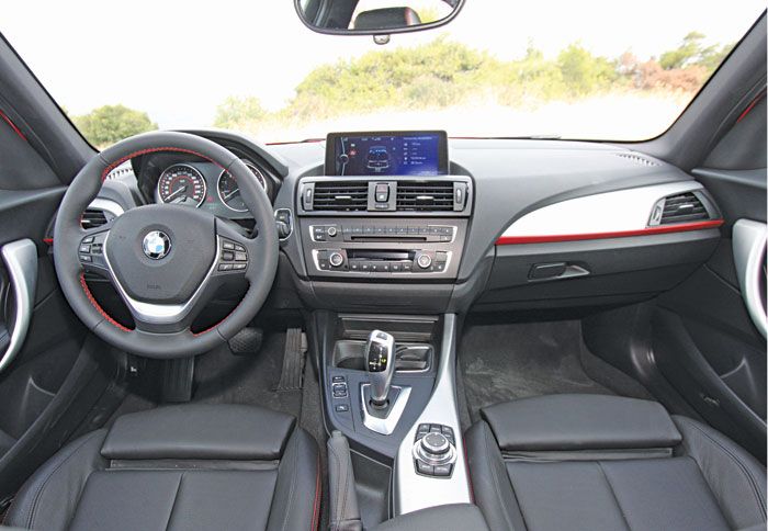 Στο εσωτερικό της BMW, η σχεδίαση είναι πιο γοητευτική από εκείνη του Audi, ενώ η ποιότητα είναι υπεράνω κριτικής.