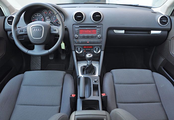 Στο Audi, το εσωτερικό είναι ποιοτικό και προσεγμένο, αλλά περισσότερο άνευρο σχεδιαστικά, έχοντας αρχίζει να δείχνει τα χρόνια του. 