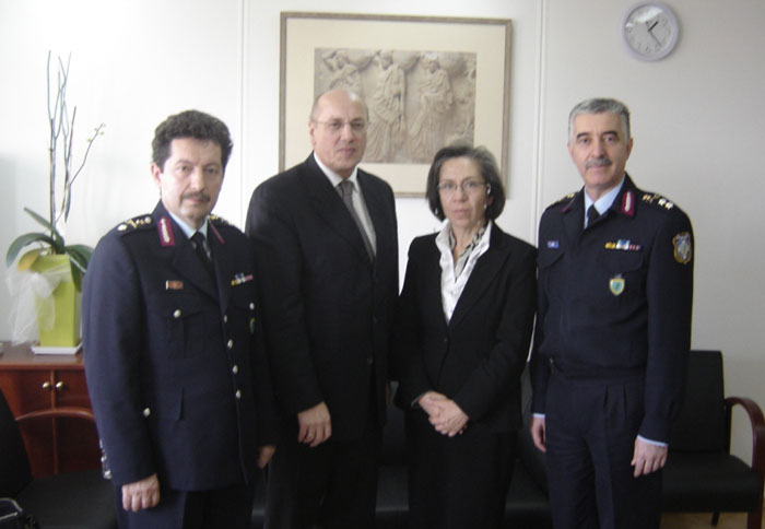 O Κουρτ Μπόντεβιγκ με την κα Βάσω Δανέλλη Μυλωνά, Πρόεδρο του Ι.Ο.ΑΣ, τον Ταξίαρχο κο Α. Κορδολαίμη (αριστερά) και τον Στρατηγό κο Α. Σταματάκη. 