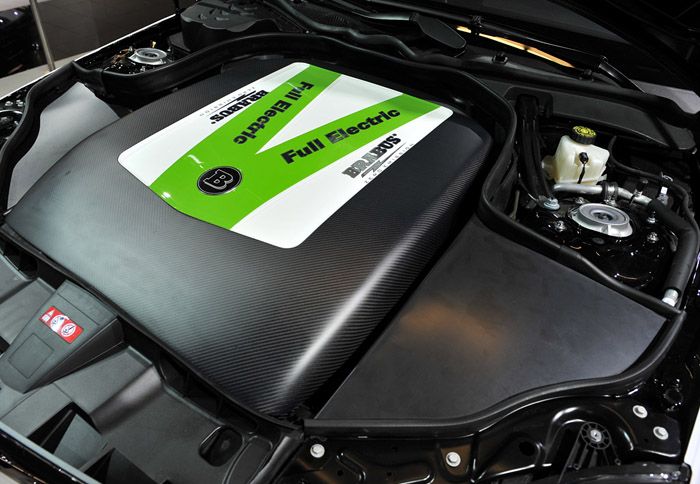 Δεν χρησιμοποιεί κάποιον 6λιτρο V8, αλλά 4ηλεκτροκινητήρες με απόδοση 435 ίππων και 3.200 Nm ροπής. 
