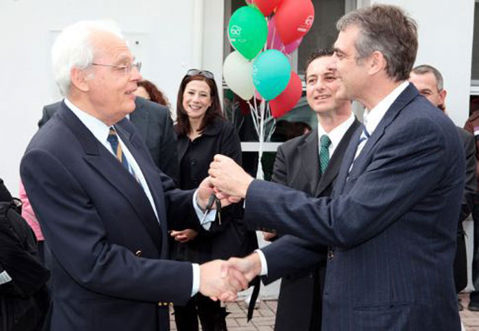 Ο κ. Θ. Παπαδόπουλος πρόεδρος και διευθύνων σύμβουλος της Chevellas παραδίδει τα κλειδιά του Spark στον κ. Δ. Βάτη πρόεδρο του διοικητικού συμβουλίου 