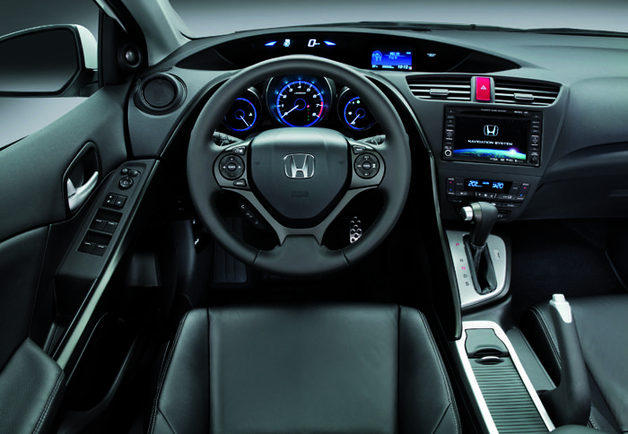 Πιο ποιοτικό και πιο λιτό σε σχεδίαση από πριν, το εσωτερικό του νέου Civic έχει αναβαθμιστεί σε εικόνα και αίσθηση κατά την καθημερινή χρήση. 
