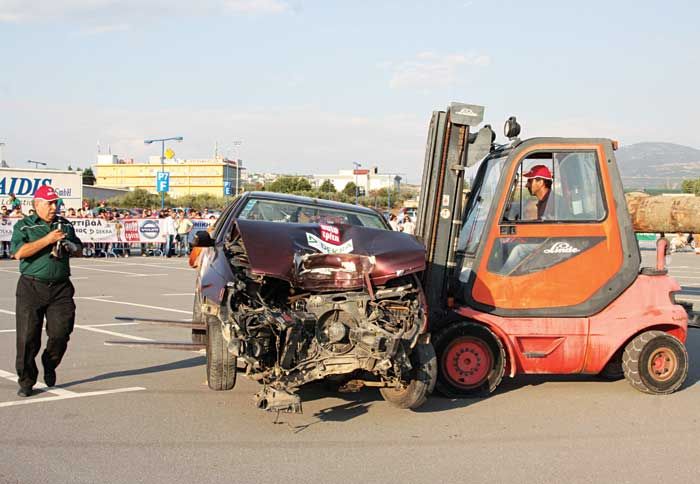 Mετά από κάθε δοκιμή πρόσκρουσης, το αυτοκίνητο ανυψωνόταν από κλαρκ, ώστε να το περιεργαστούν όλοι οι θεατές. 
