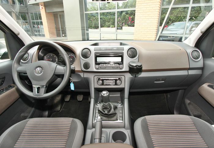 Το VW Amarok προσφέρει ανέσεις, ποιότητα και αίσθηση ποιότητας που θυμίζουν επιβατικά μοντέλα του ομίλου VW. Στα συν η σωστή εργονομία.
