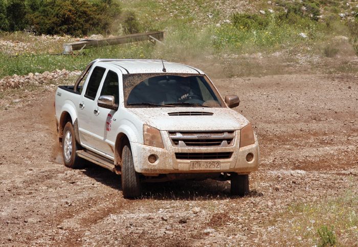Σωστά ρυθμισμένη είναι η ανάρτηση 
του D-Max, που δεν προβληματίζει είτε κινείσαι στο χώμα, είτε στην άσφαλτο.