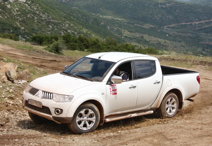 Το ίδιο άνετα σε χώμα και άσφαλτο κινείται το Mitsubishi L200, χάρη και στην τετρακίνηση Super Select.