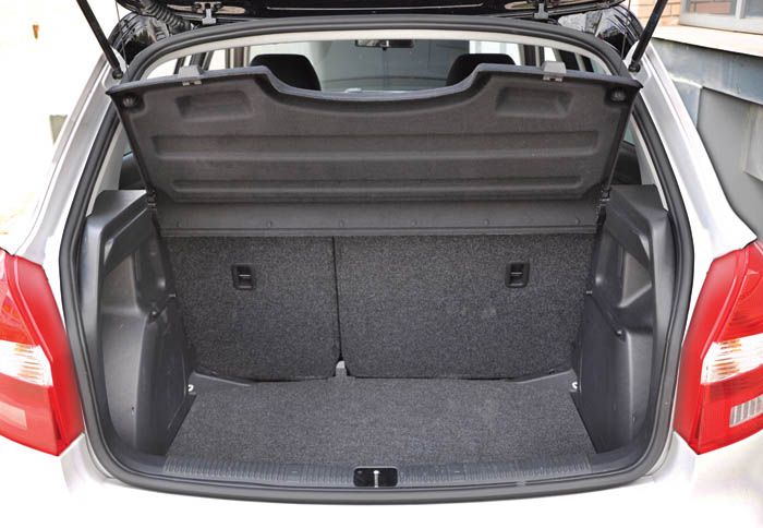 O μεγάλος χώρος αποσκευών (315 λτ.) είναι ένα από τα δυνατά χαρτιά της Skoda Fabia.