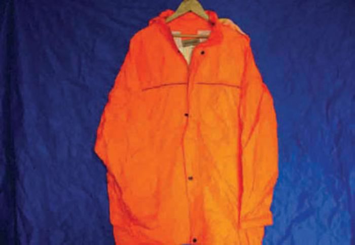 Το αδιάβροχο είναι πολύτιμο για τη βροχή, αλλά και αν το στρώσετε ως προστασία για να δείτε κάτω από το αυτοκίνητο.
