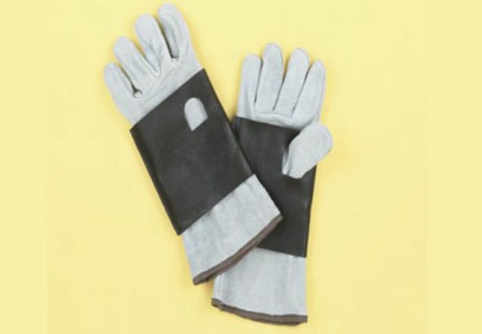 Τα γάντια εργασίας σας κρατάνε καθαρό όταν -για παράδειγμα- προσπαθείτε να αλλάξετε λάστιχο.
