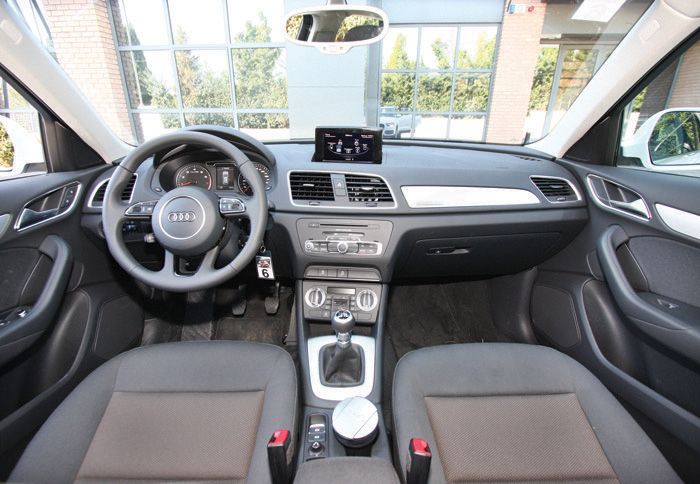 H Audi μας έχει ετοιμάσει ένα πολύ ποιοτικό και προσεγμένο εσωτερικό για το νέο Q3, με την πολυτέλεια να είναι πιο έκδηλη όσο ανεβαίνει το επίπεδο του