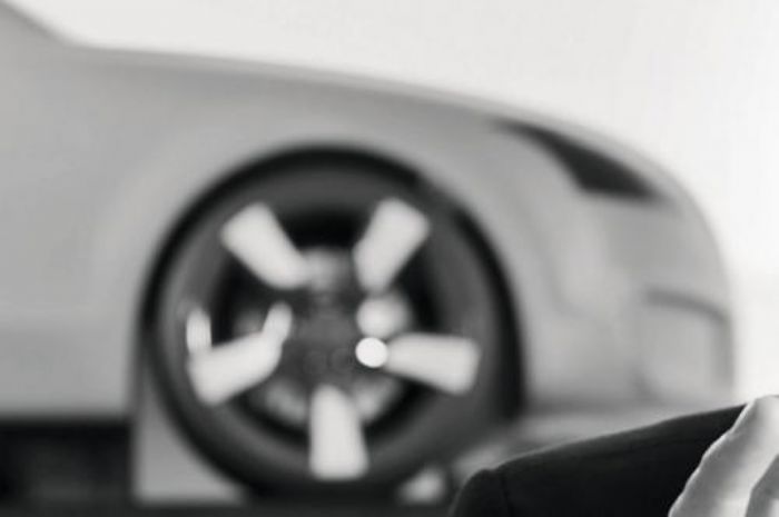 στο πίσω μέρος της φωτογραφίας του μπορούμε να πάρουμε μια πρώτη γεύση από ένα νέο μοντέλο που αναμένεται.