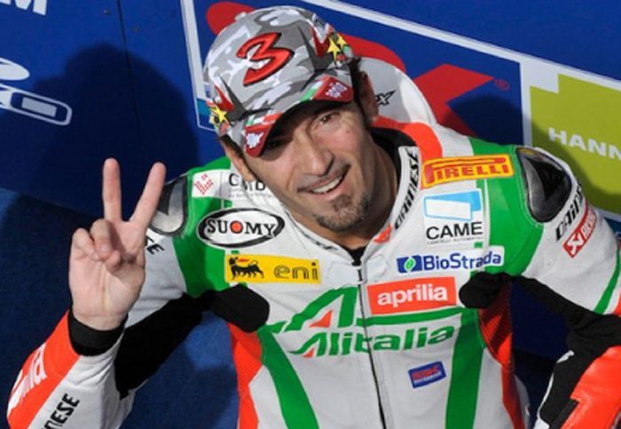 Ο Max Biaggi ψάχνει να βρει μηχανικούς για το 2012.