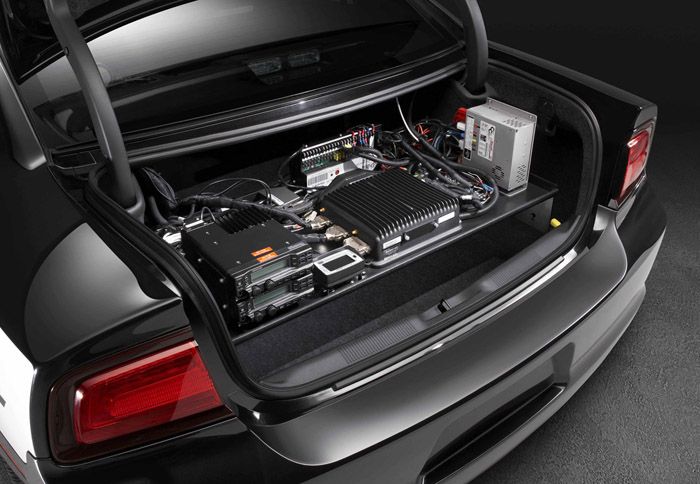 Η Mopar έκανε κάποιες τροποποιήσεις στο περιπολικό, όπως είναι ο χώρος αποσκευών που χρησιμοποιείται μόνο για ηλεκτρονικά βοηθήματα του αστυνομικού.