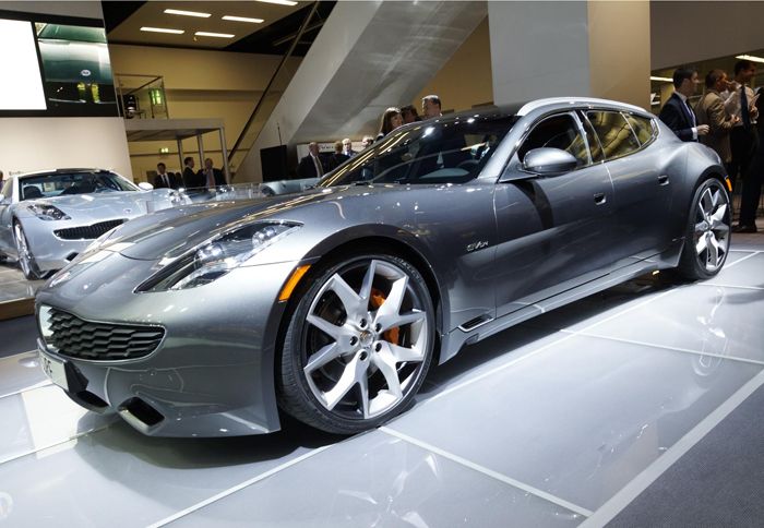 Το πρωτότυπο Fisker Surf φορά ένα υβριδικό σύνολο 2 ηλεκτροκινητήρων και ένα βενζινοκινητήρα με συνολική απόδοση 408 ίππων και 1.330 Nm ροπή. 