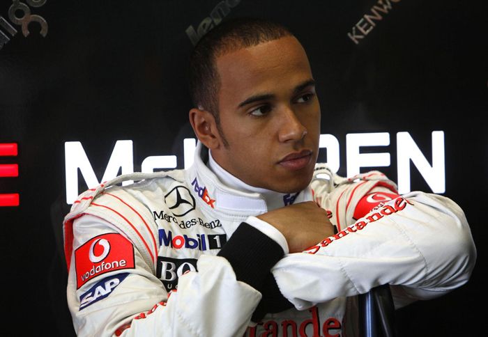 Ο Lewis Hamilton δε βιάζεται να ανανεώσει το συμβόλαιό του μετά το 2012, ωστόσο έχει γίνει ήδη μια συζήτηση με τον Martin Whitmarsh.